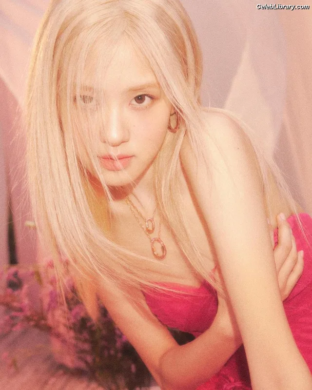 Rosé (BLACKPINK) photo 12 of 4338