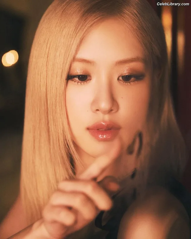 Rosé (BLACKPINK) photo 20 of 4338