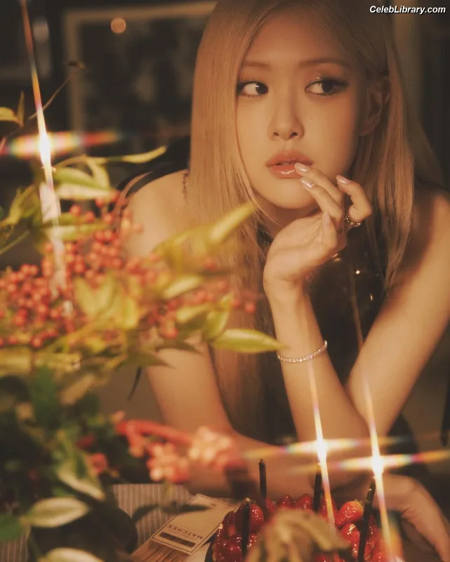 Rosé (BLACKPINK) photo 12 of 4338