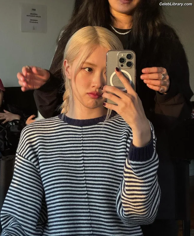 Rosé (BLACKPINK) photo 5 of 4338