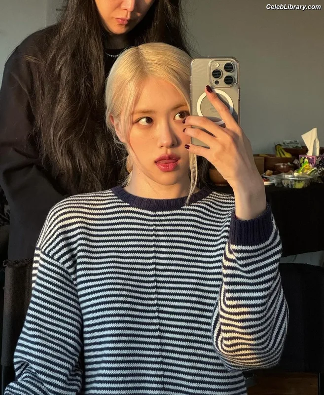 Rosé (BLACKPINK) photo 6 of 4338