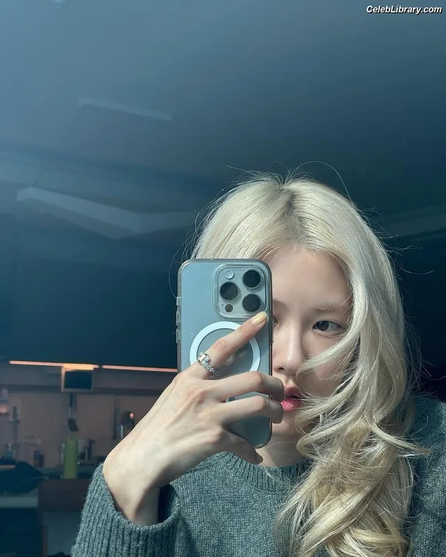Rosé (BLACKPINK) photo 11 of 4338