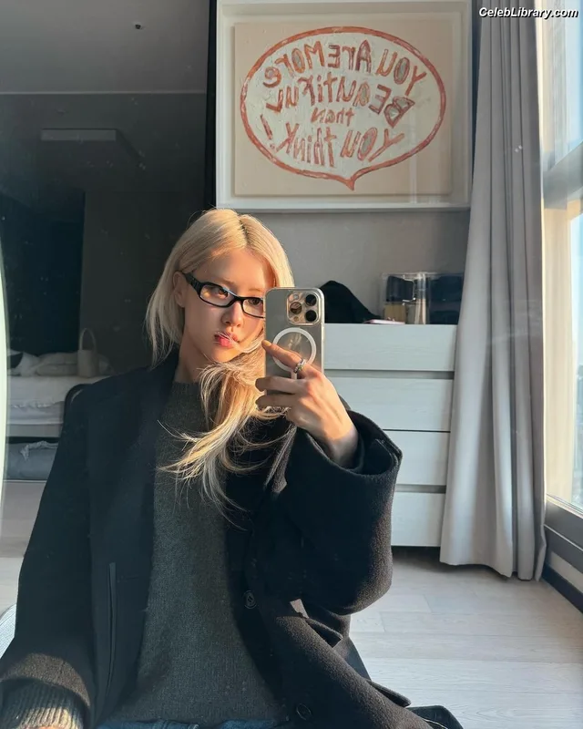 Rosé (BLACKPINK) photo 14 of 4338