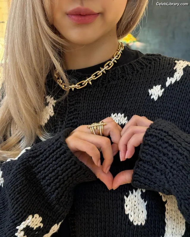 Rosé (BLACKPINK) photo 3 of 4338