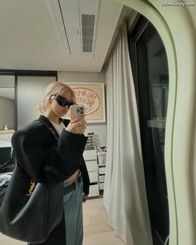 Rosé (BLACKPINK) photo 19 of 4338