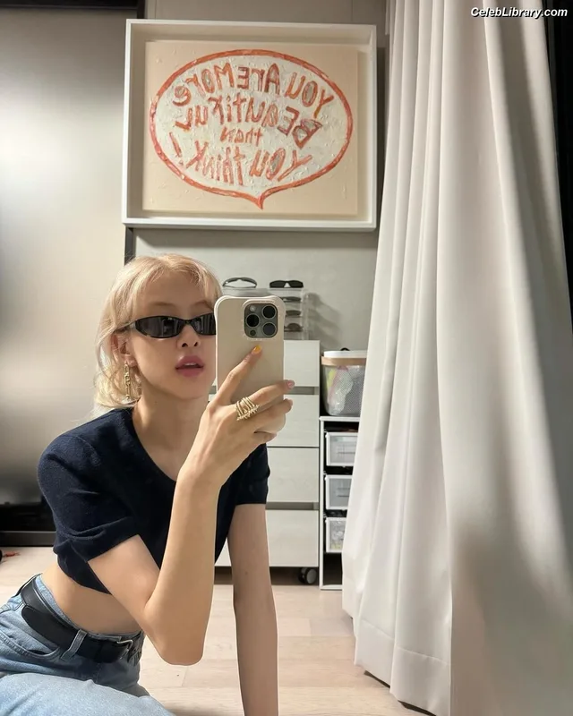 Rosé (BLACKPINK) photo 21 of 4338
