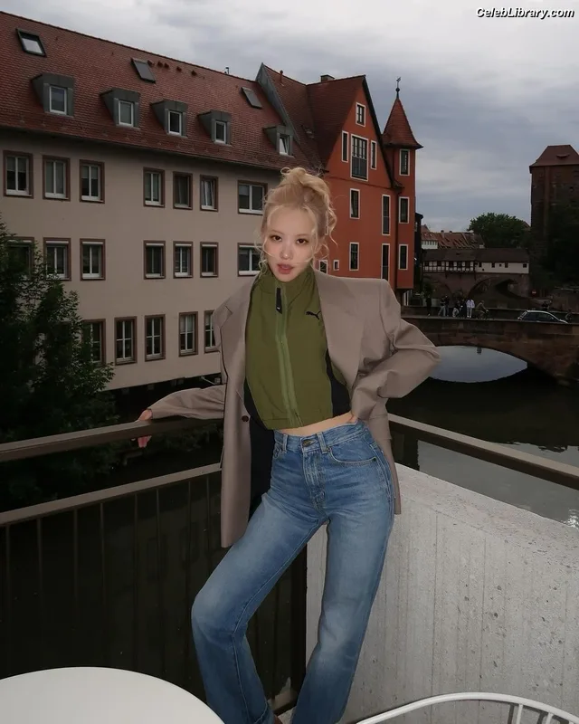 Rosé (BLACKPINK) photo 9 of 4338
