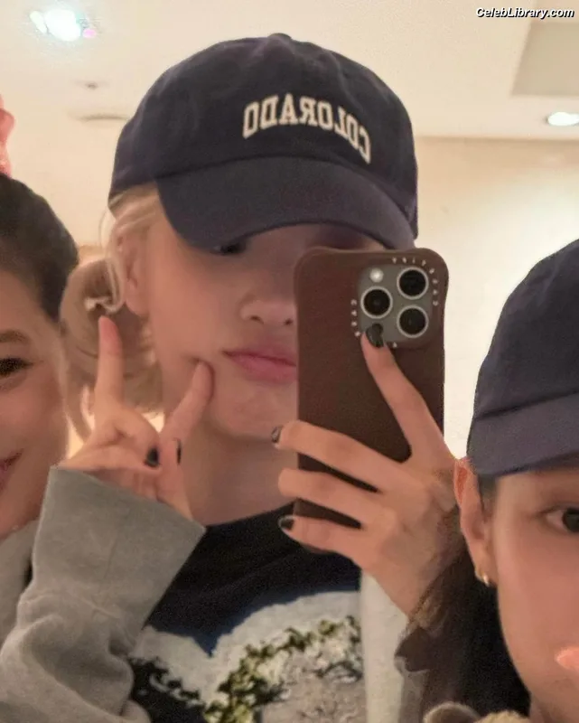 Rosé (BLACKPINK) photo 10 of 4338