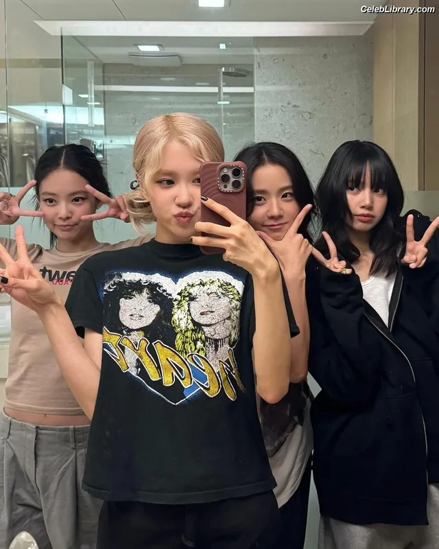 Rosé (BLACKPINK) photo 12 of 4338