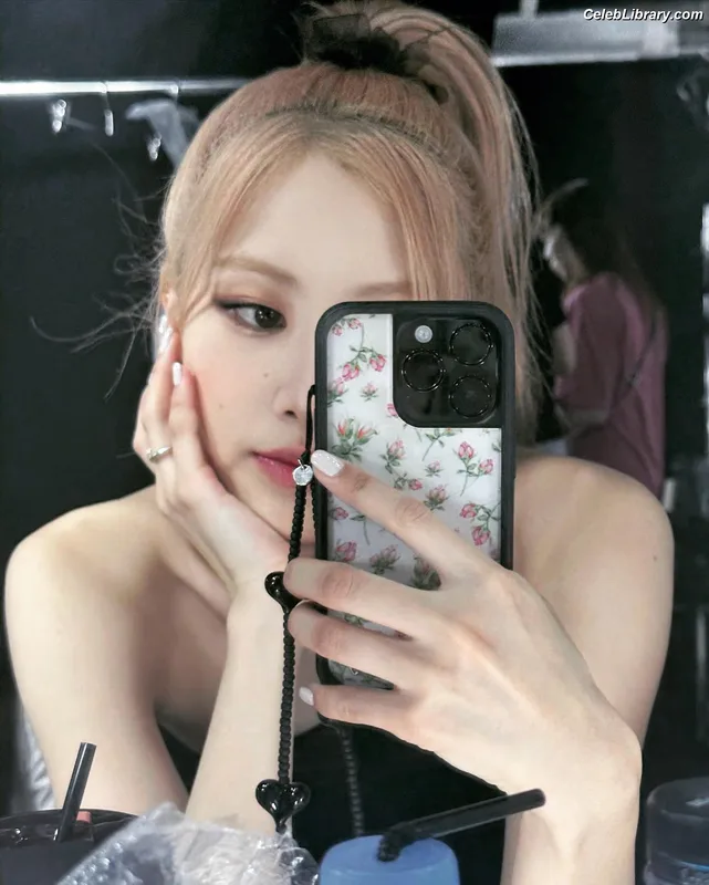 Rosé (BLACKPINK) photo 9 of 4338