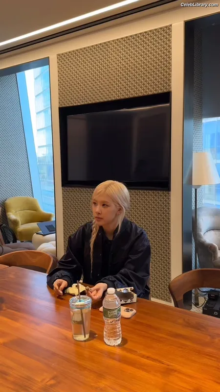 Rosé (BLACKPINK) photo 22 of 4338