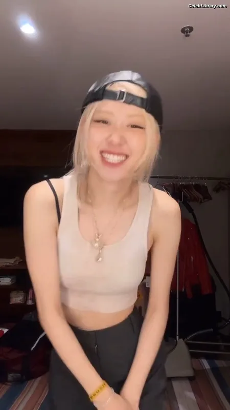 Rosé (BLACKPINK) photo 2 of 4338
