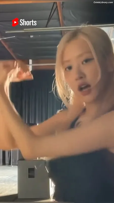 Rosé (BLACKPINK) photo 10 of 4338
