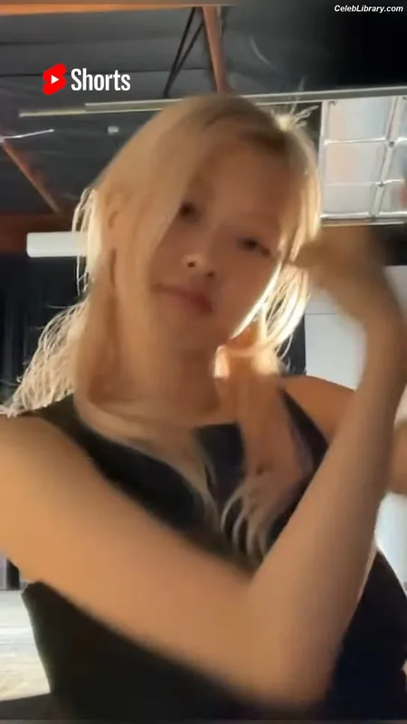 Rosé (BLACKPINK) photo 8 of 4338