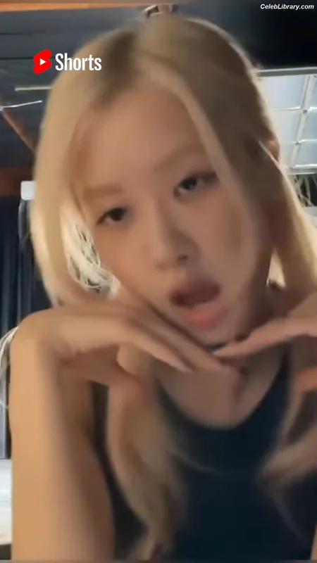 Rosé (BLACKPINK) photo 10 of 4338
