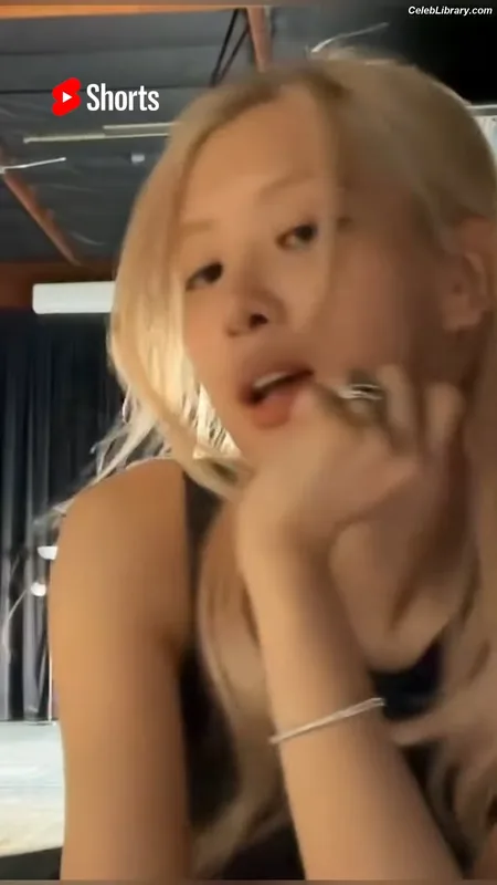 Rosé (BLACKPINK) photo 12 of 4338