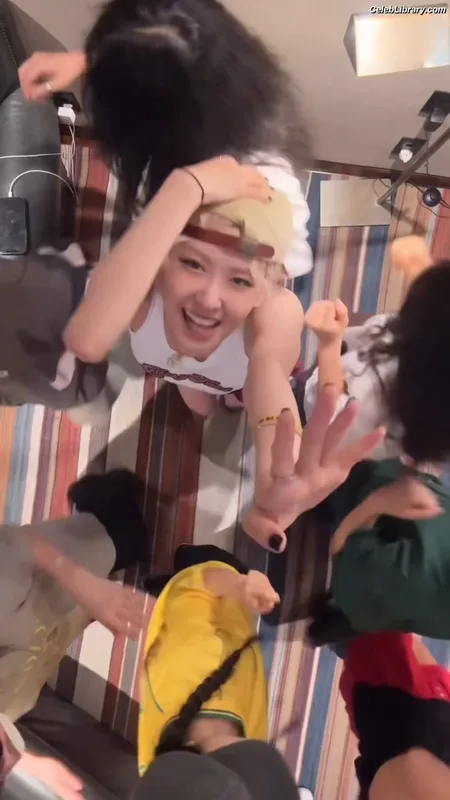 Rosé (BLACKPINK) photo 18 of 4338
