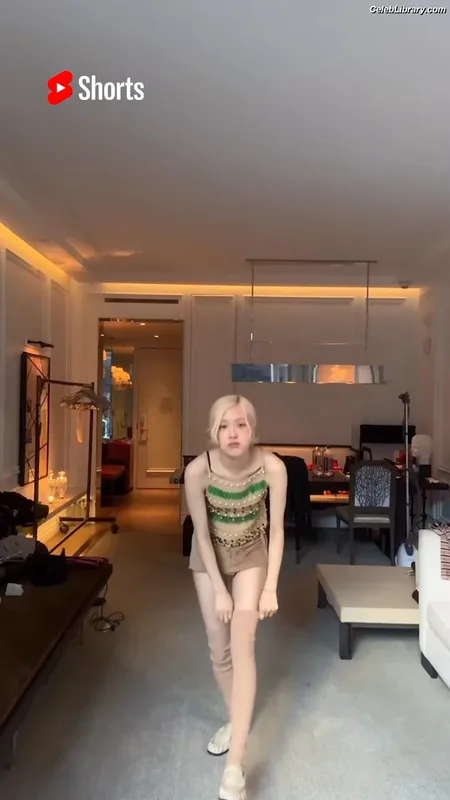 Rosé (BLACKPINK) photo 6 of 4338