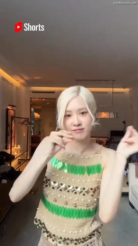 Rosé (BLACKPINK) photo 18 of 4338