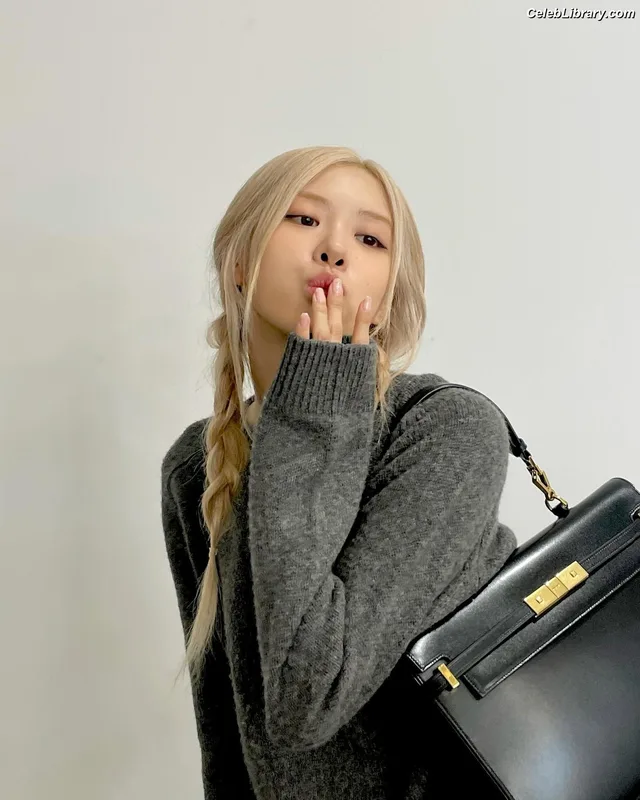 Rosé (BLACKPINK) photo 2 of 4338