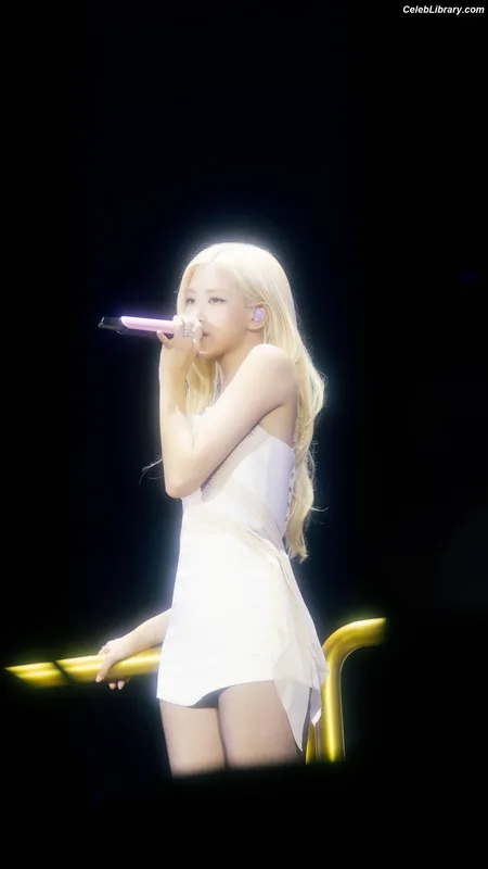 Rosé (BLACKPINK) photo 1 of 4338