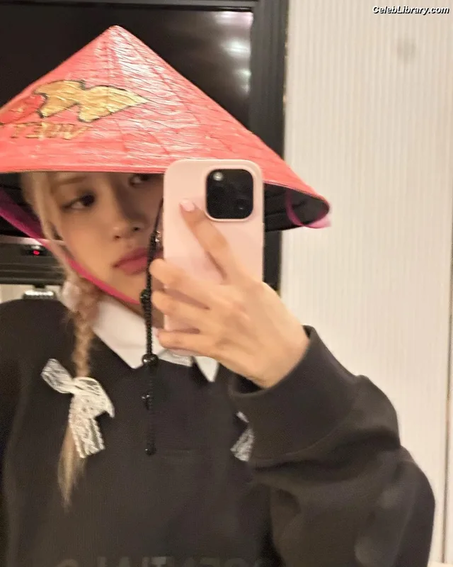 Rosé (BLACKPINK) photo 8 of 4338