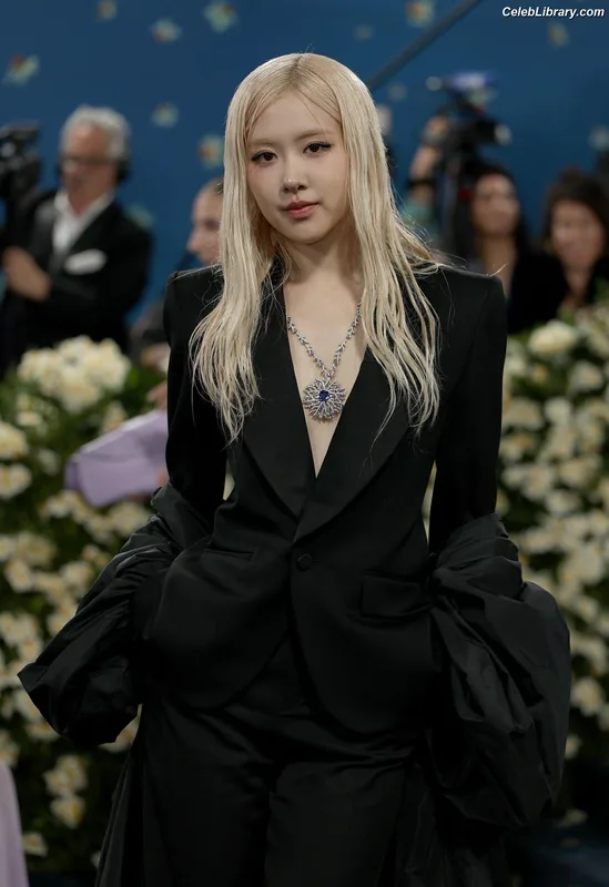 Rosé (BLACKPINK) photo 18 of 4338