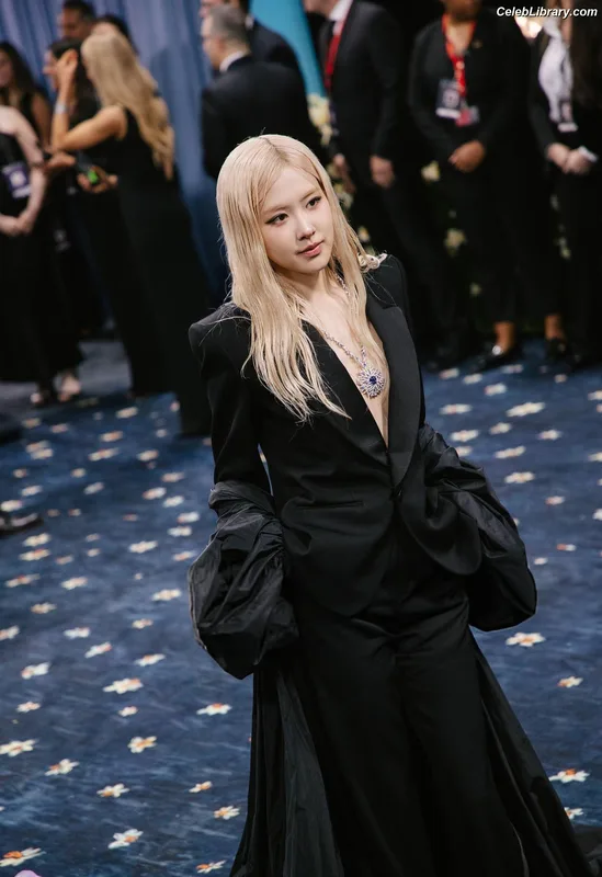 Rosé (BLACKPINK) photo 5 of 4338