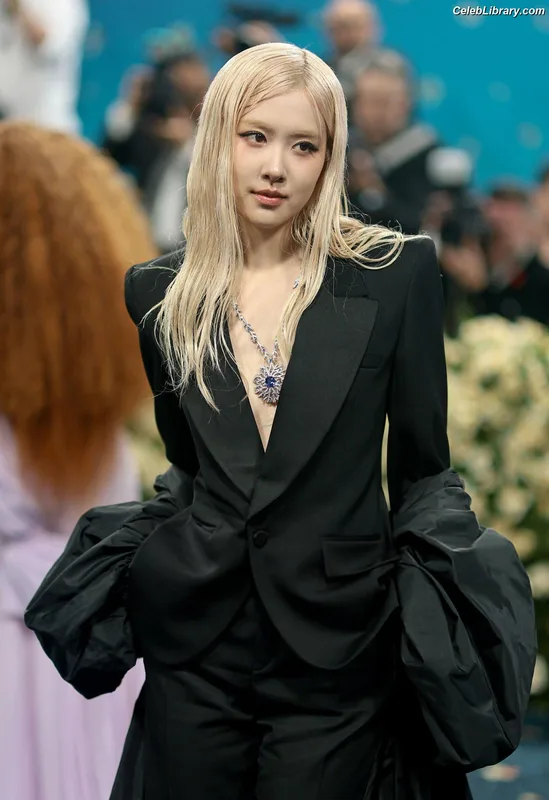 Rosé (BLACKPINK) photo 18 of 4338