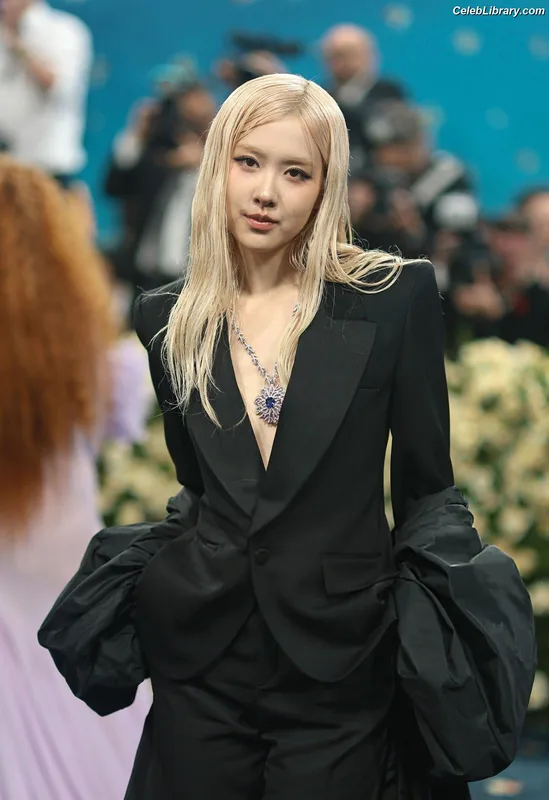 Rosé (BLACKPINK) photo 5 of 4338