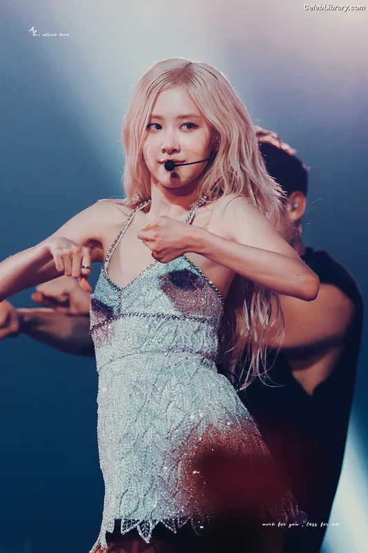 Rosé (BLACKPINK) photo 2 of 4338