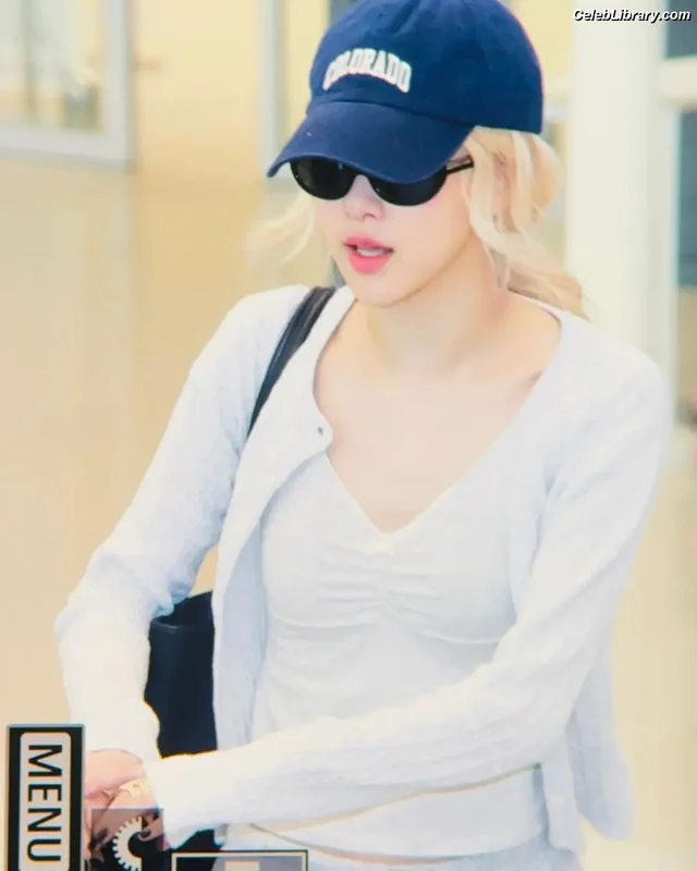 Rosé (BLACKPINK) photo 10 of 4338