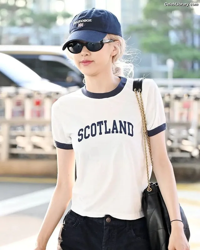 Rosé (BLACKPINK) photo 18 of 4338