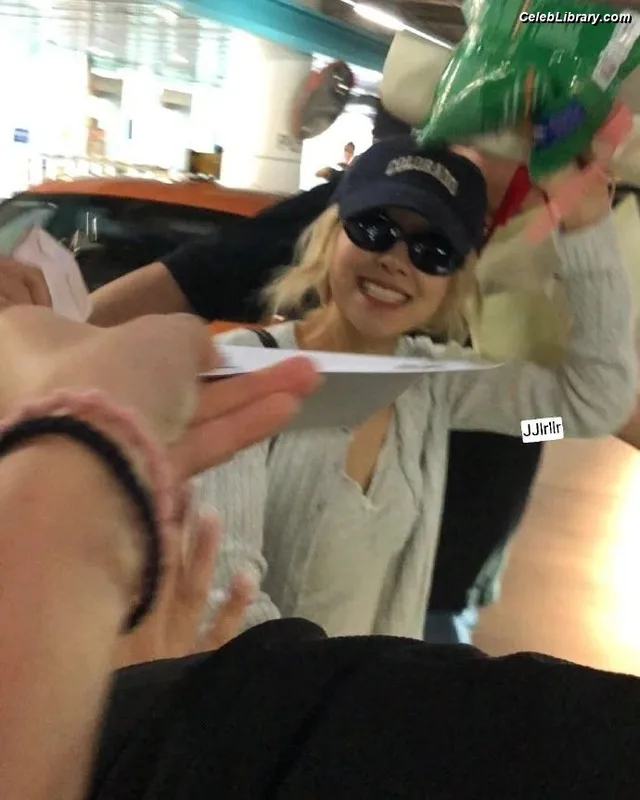 Rosé (BLACKPINK) photo 3 of 4338
