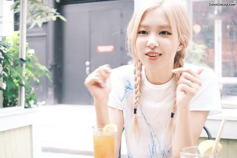 Rosé (BLACKPINK) photo 6 of 4338