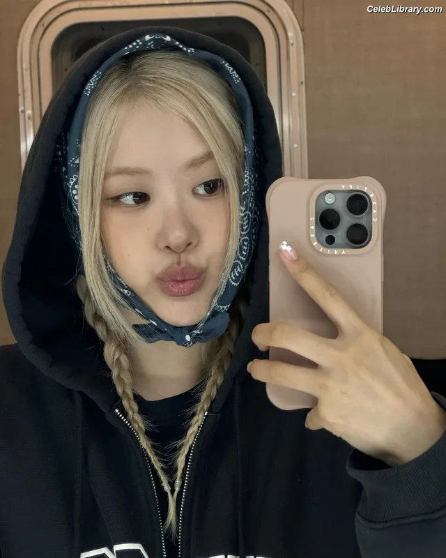 Rosé (BLACKPINK) photo 16 of 4338