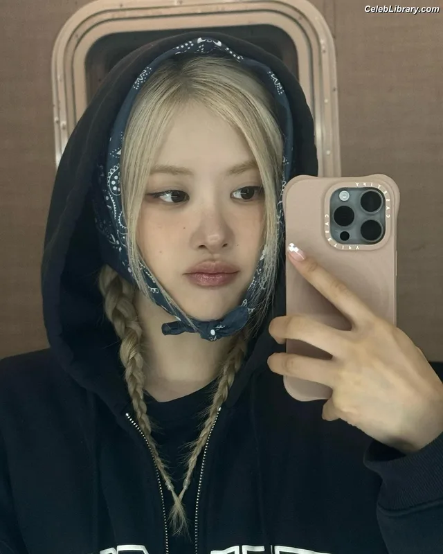 Rosé (BLACKPINK) photo 17 of 4338