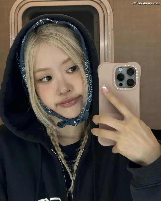Rosé (BLACKPINK) photo 18 of 4338