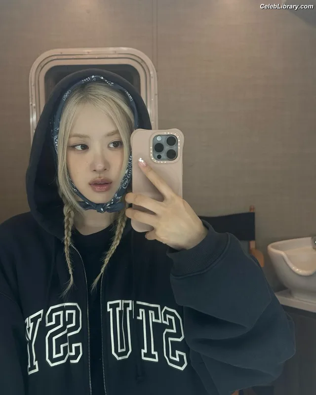 Rosé (BLACKPINK) photo 15 of 4338