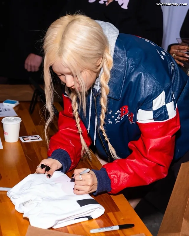 Rosé (BLACKPINK) photo 19 of 4338