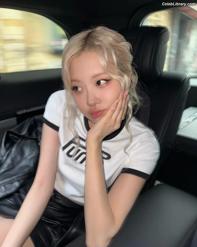 Rosé (BLACKPINK) photo 5 of 4338