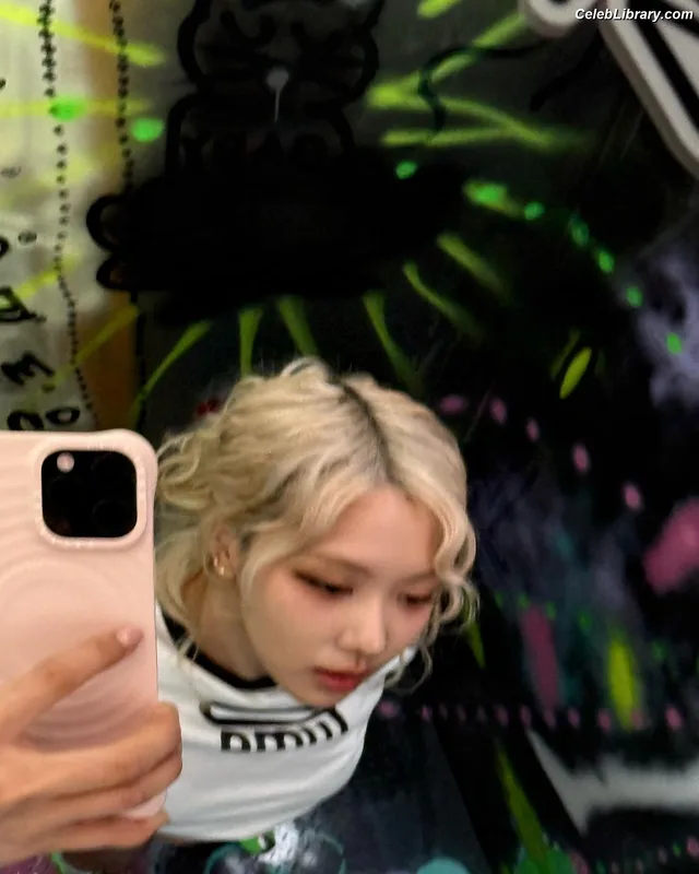 Rosé (BLACKPINK) photo 2 of 4338