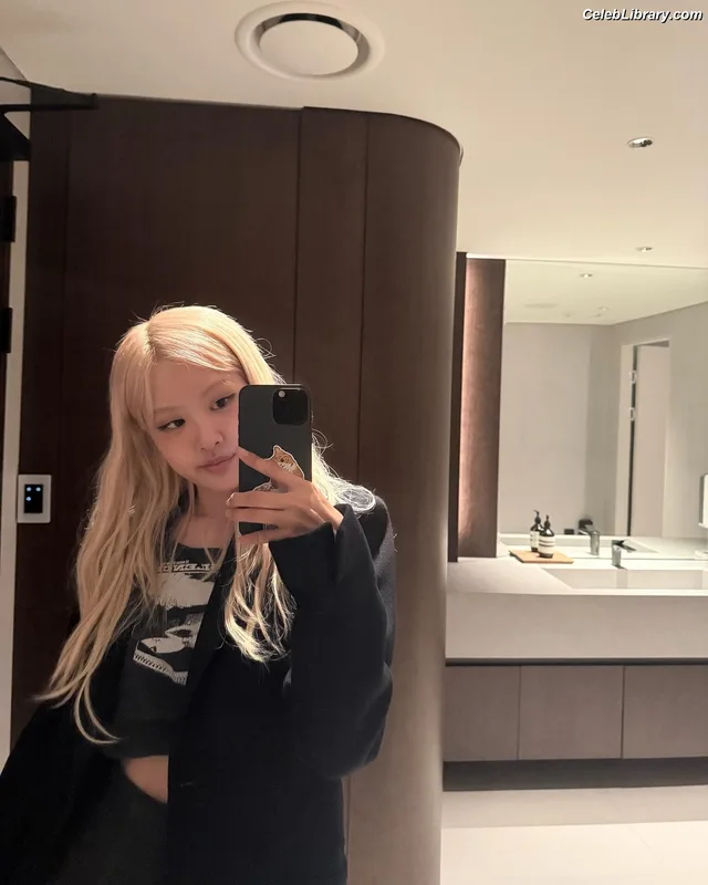 Rosé (BLACKPINK) photo 15 of 4338