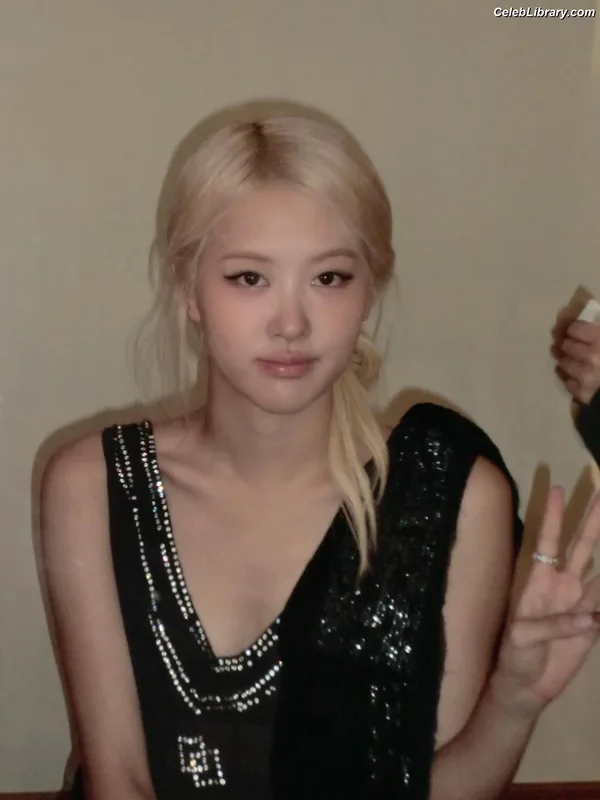 Rosé (BLACKPINK) photo 18 of 4338