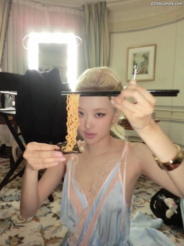 Rosé (BLACKPINK) photo 14 of 4338