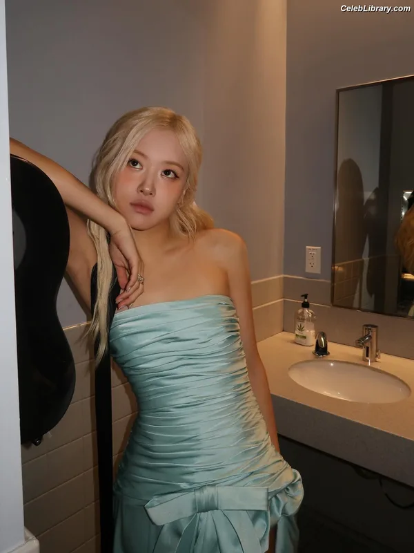 Rosé (BLACKPINK) photo 5 of 4338