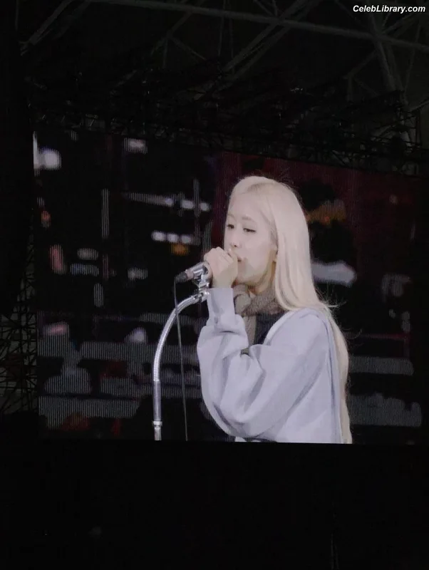 Rosé (BLACKPINK) photo 8 of 4338