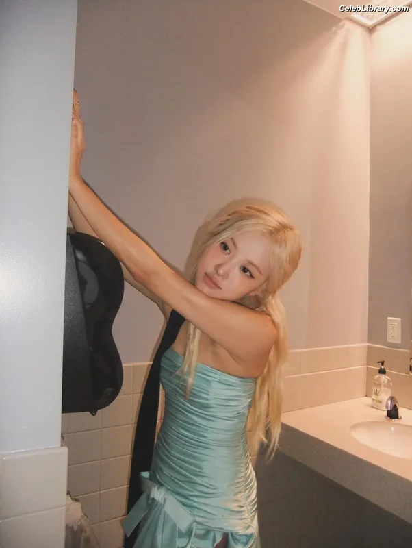 Rosé (BLACKPINK) photo 16 of 4338