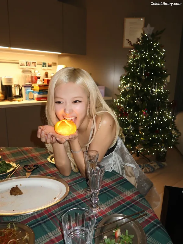 Rosé (BLACKPINK) photo 2 of 4338