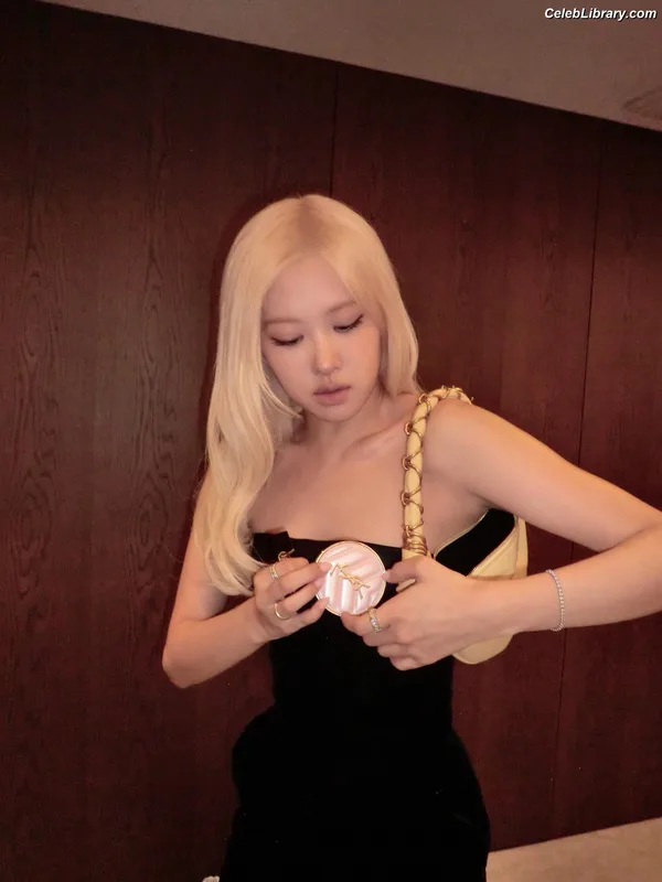 Rosé (BLACKPINK) photo 10 of 4338